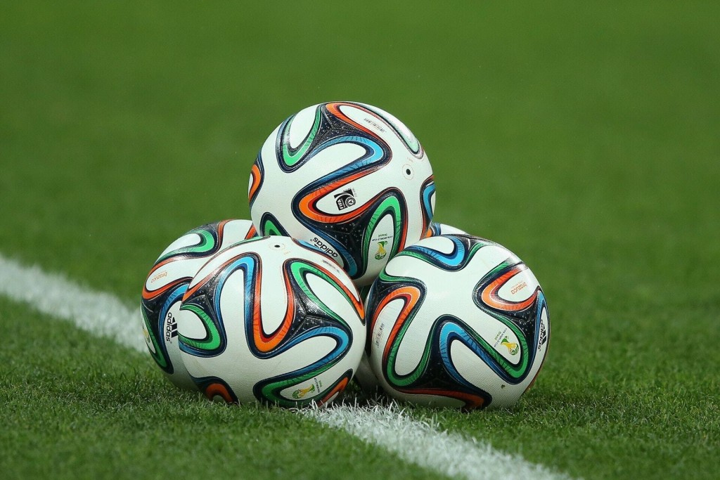 由曲线图形组成的足球表面。图为二○一四年球赛所用的Brazuca足球。