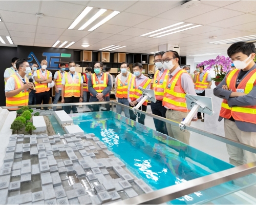 立法會發展事務委員會視察東涌東填海工程工地。政府圖片