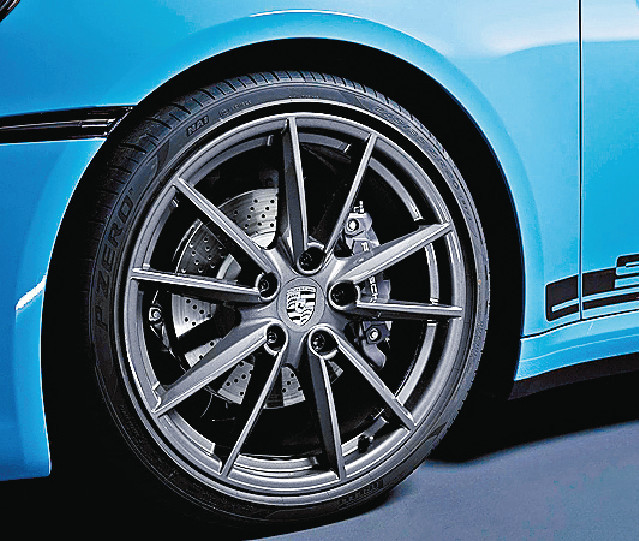 ■配用前20吋、後21吋Carrera S輪圈。