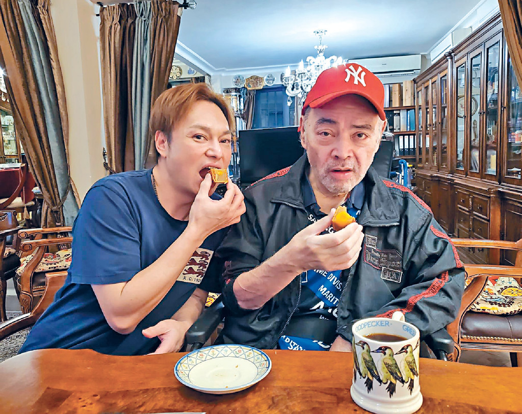 ■方俊从老人院接走张伟文过中秋，齐齐食月饼。