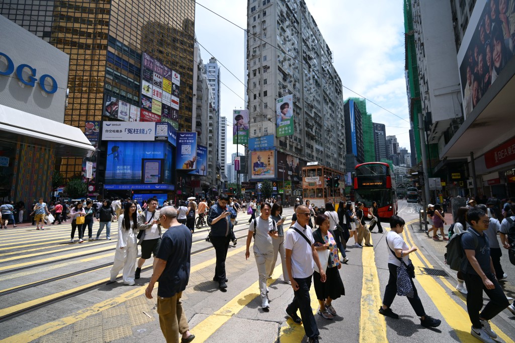 明顯在銅鑼灣街道上人流較多。 明顯在銅鑼灣街道上人流較多。