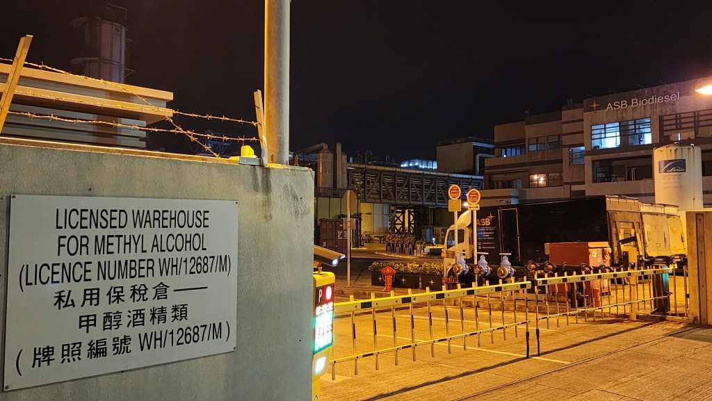 將軍澳生物柴油公司燒油期間 男職員爬梯失足墮油池 多處二級燒傷送院。黎志偉攝