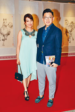 黄婉曼与丈夫冯柏基昨日拍拖入马场。