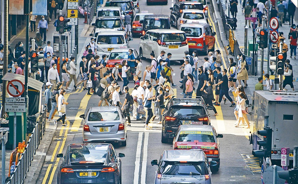 香港交通擠塞問題存在多年，中西區更是重災區，政府正研究在該區實施電子道路收費計畫解決問題。