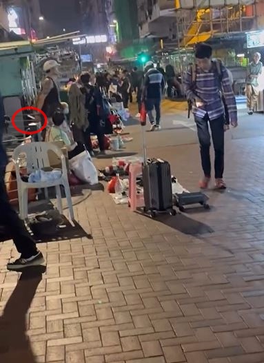 男子右手持刀出現鴨寮街。​ （Threads/@l.l.8997_）  ​