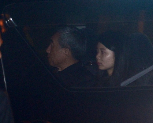 李飛乘車進入禮賓府。