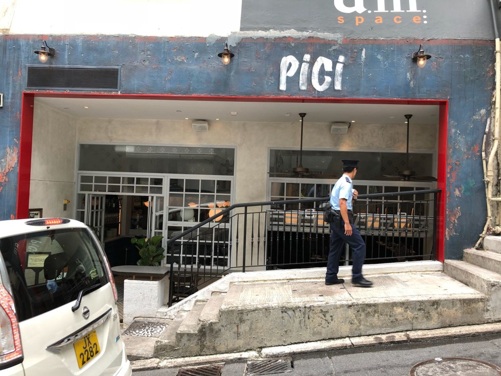 警員到該食肆調查。 楊偉亨攝