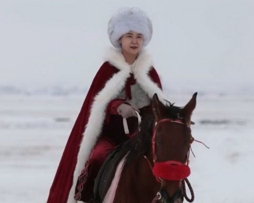 新疆女副縣長賀嬌龍以一系列在身披紅袍騎馬影片，編遍網上平台。網圖