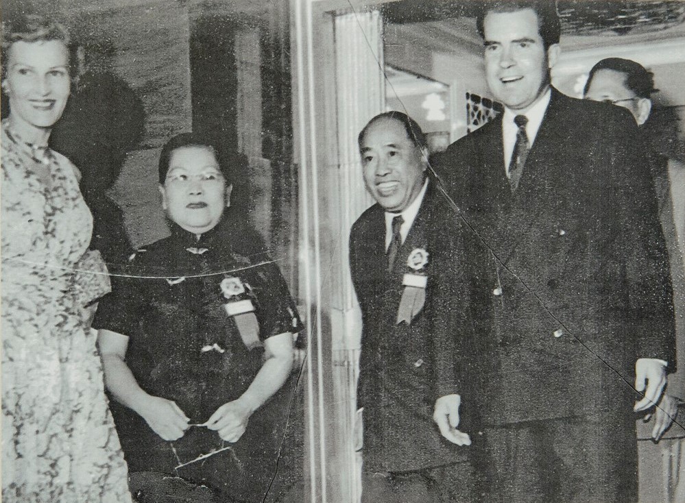 1957年，余達之伉儷在香港接待當時的美國副總統尼克遜及夫人。
