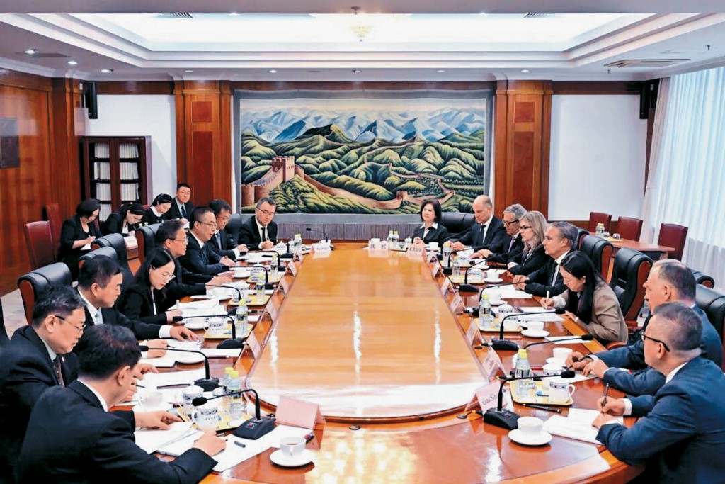 國家發改委主任鄭柵潔15日會見波音總裁奧特伯格。