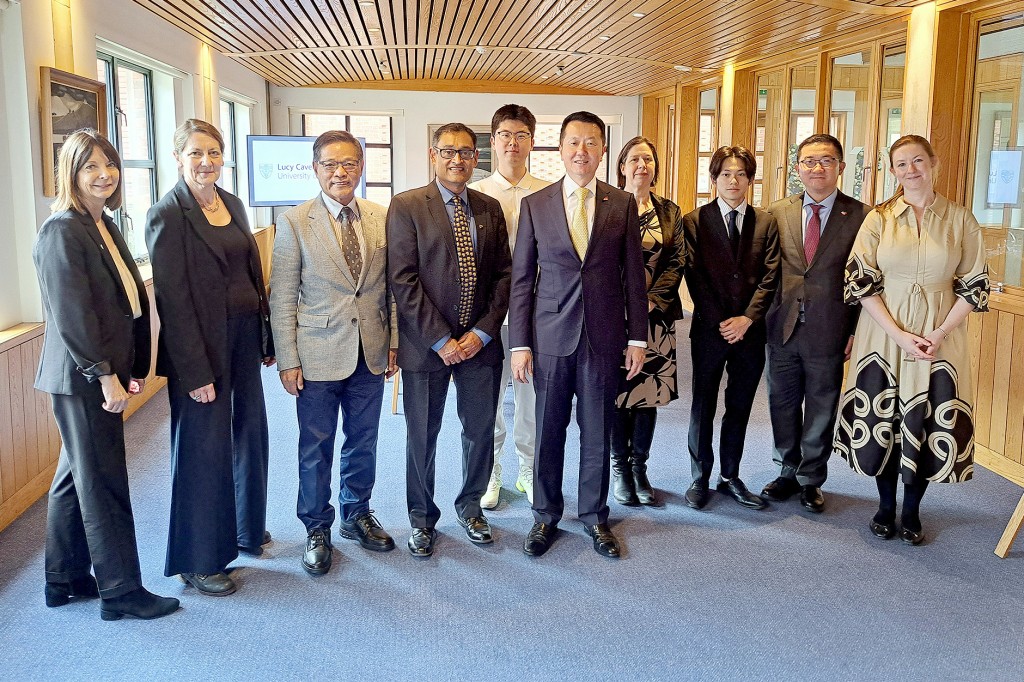 城大代表團到訪露西·卡文迪許學院。城大提供