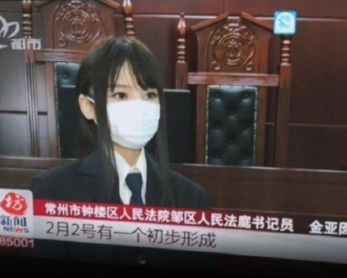 法庭女書記受訪時雖然戴著口罩，但仍然難掩其精緻五官。網上圖片
