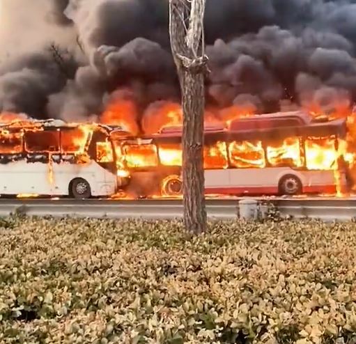 天津旅巴与巴士发生追尾事故后引起大火。