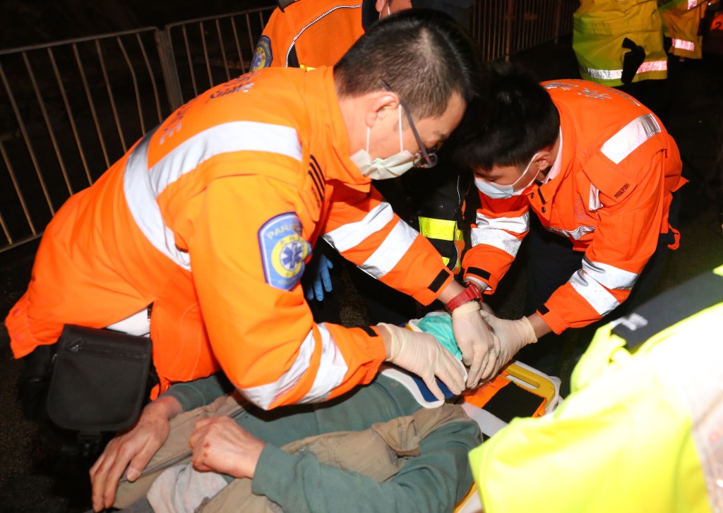 获救的士司机由救援人员即场治理伤势。