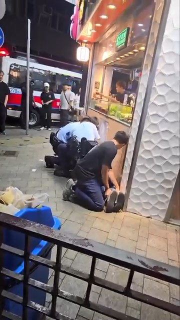 警員向男子表示:「你冷靜啲先啦先生!」。網上片段截圖 警員向男子表示:「你冷靜啲先啦先生!」。網上片段截圖