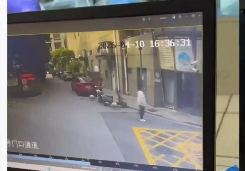 林女士家附近还出现陌生人踩点、拍摄门窗的情况。