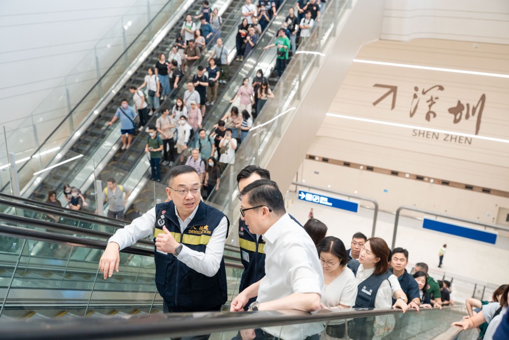 政府今(15日)舉行舉行第二次大型演練,並進行跨部門反恐及重大事故演習,入境處亦有參與當中。入境處提供 政府今(15日)舉行舉行第二次大型演練,並進行跨部門反恐及重大事故演習,入境處亦有參與當中。入境處提供