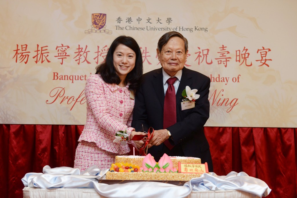 楊振寧與年紀相差54載的翁帆結婚,引起外界關注。中新社 楊振寧與年紀相差54載的翁帆結婚,引起外界關注。中新社