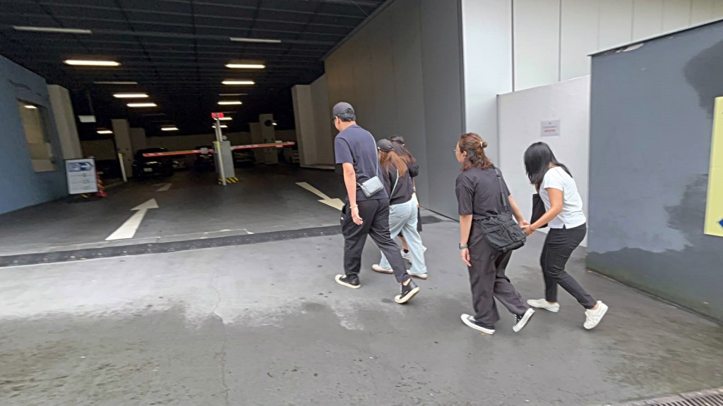 死者親友認屍後離去。楊偉亨攝 死者親友認屍後離去。楊偉亨攝