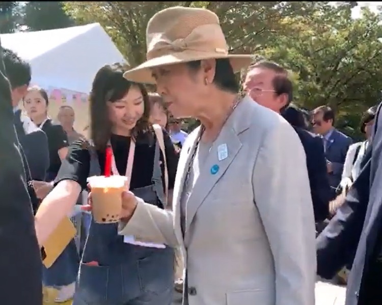 小池百合子亦一試珍珠奶茶。網圖