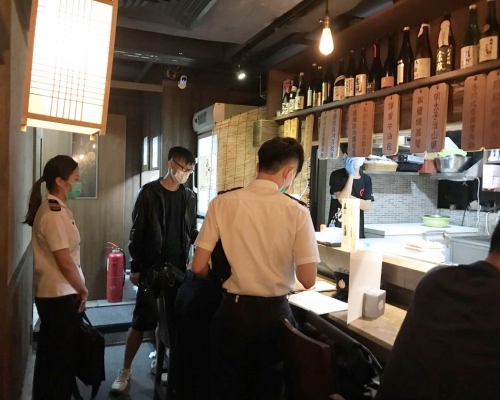 食環署與警方凌晨共巡查灣仔區10間餐飲業務處所。政府新聞處圖片