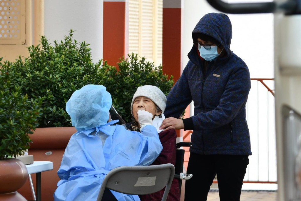 明麗樓旁籃球場的流動採樣站服務日期至今日。