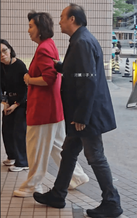 狄龍率著老婆衣衫，仿如「人肉拐杖」。