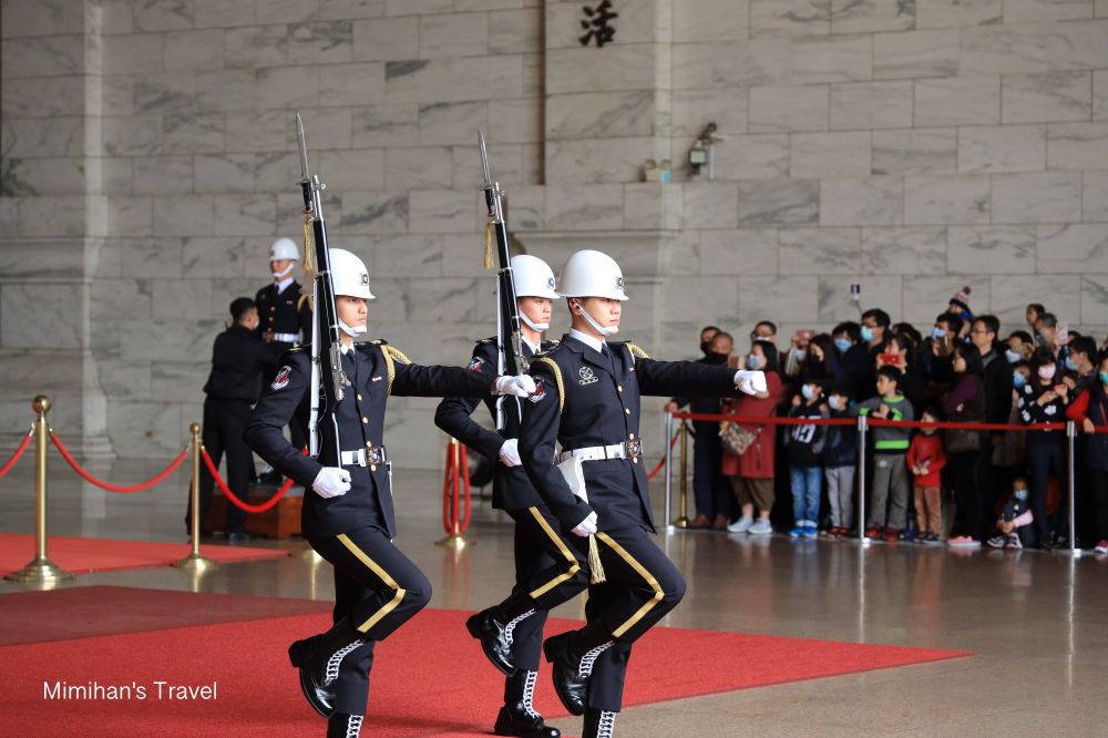 台北中正纪念堂内的军仪表演已有数十年历史。
