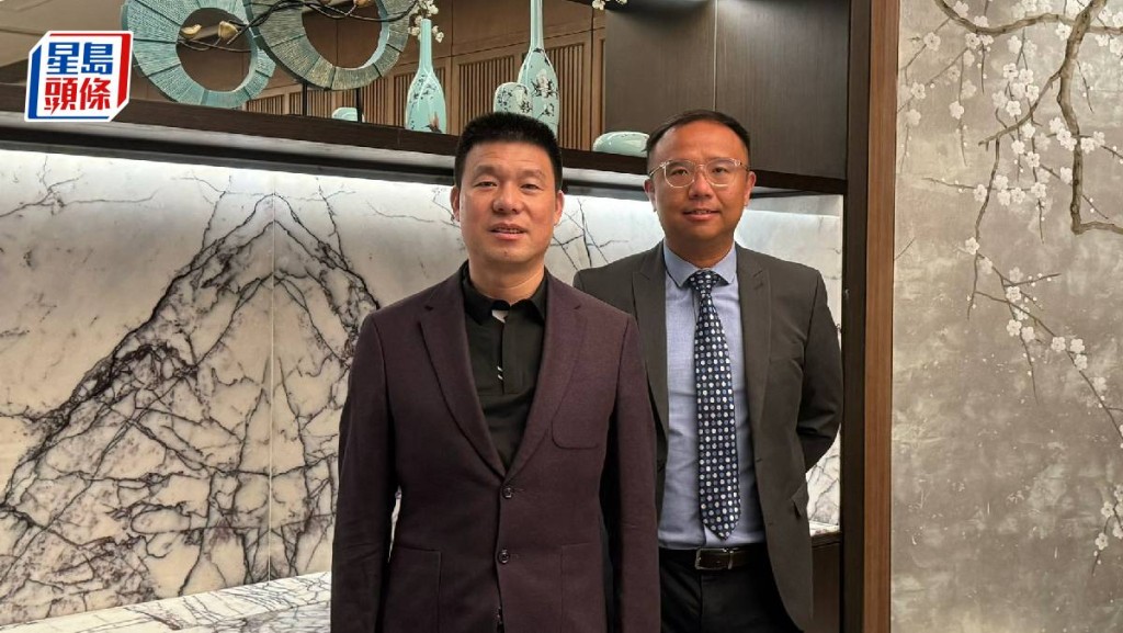 左至右:都市麗人(2298)主席兼行政總裁鄭耀南;首席財務官兼秘書蔡瑋軒