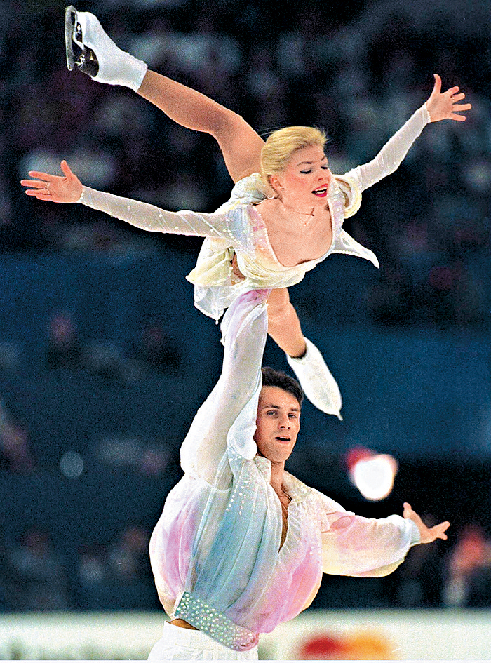 1996年3月，希什科娃與瑙莫夫在加拿大的世界花樣滑冰錦標賽中獻技。