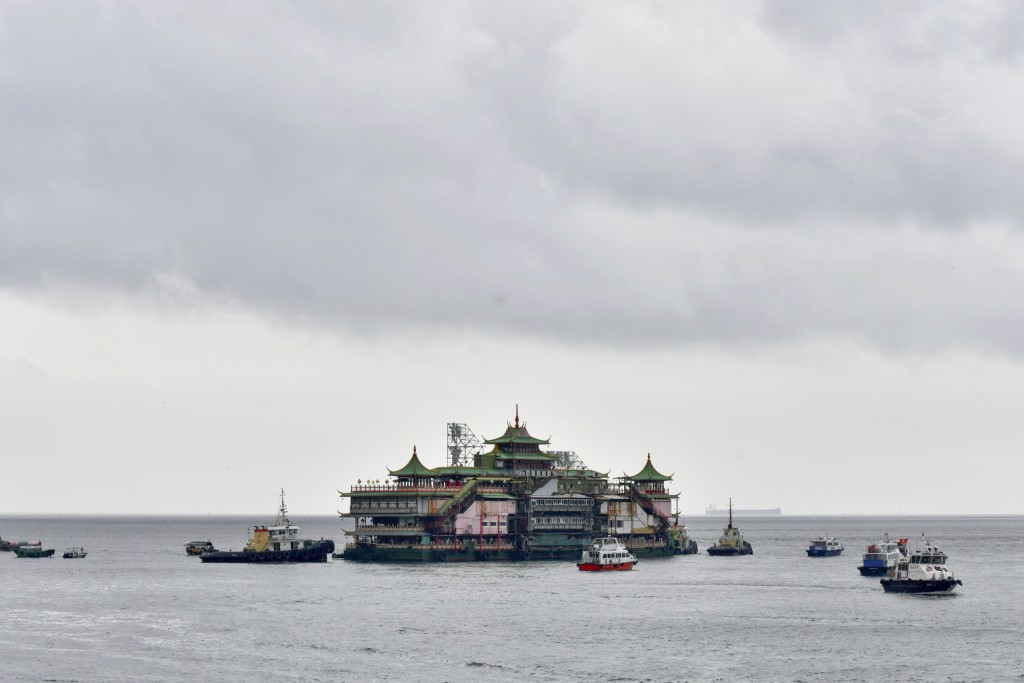 珍宝海鲜舫最终在西太平洋沉没，从此长眠深海。 