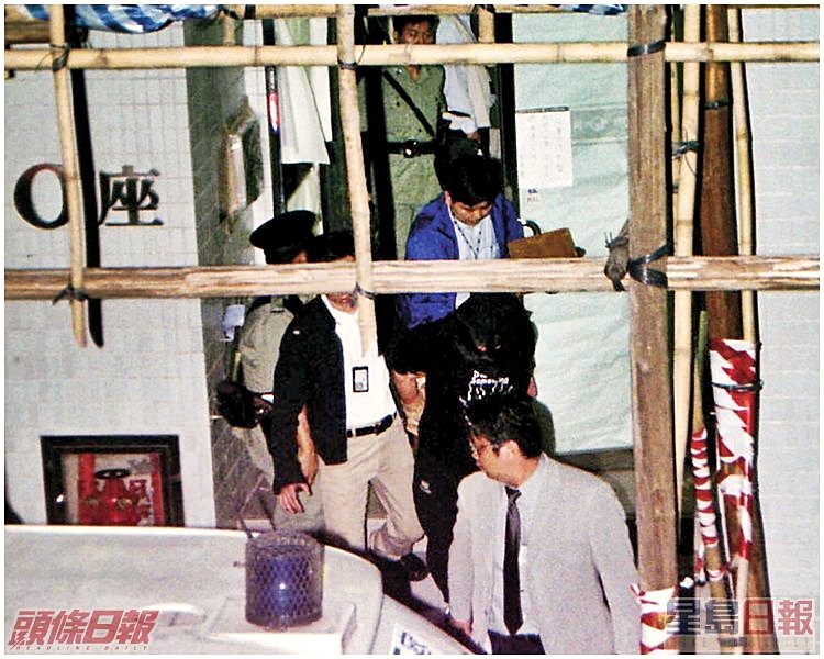 警方將疑兇蒙頭押走。資料圖片