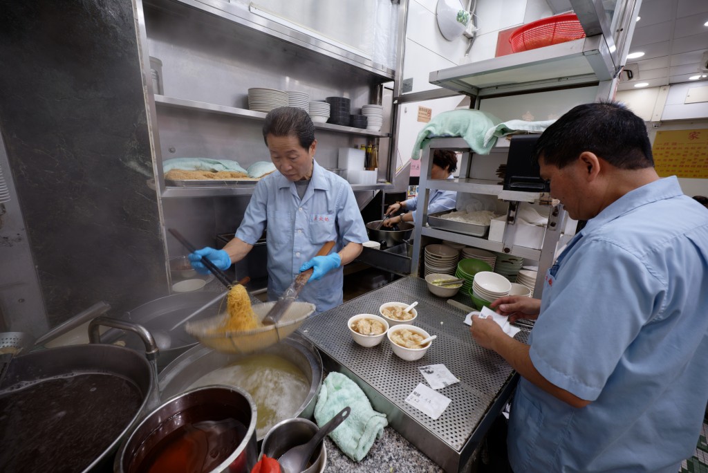 麥文記麵家的雲吞,薄薄的皮裹著飽滿的蝦肉,每一口都鮮美、嚼感十足。 麥文記麵家的雲吞,薄薄的皮裹著飽滿的蝦肉,每一口都鮮美、嚼感十足。