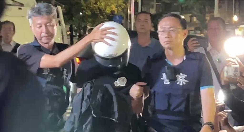 27歲男疑犯被帶回台南市警六分局。 中時