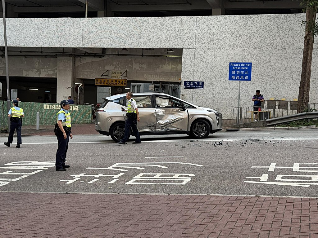 私家車右邊車身損毀。網圖