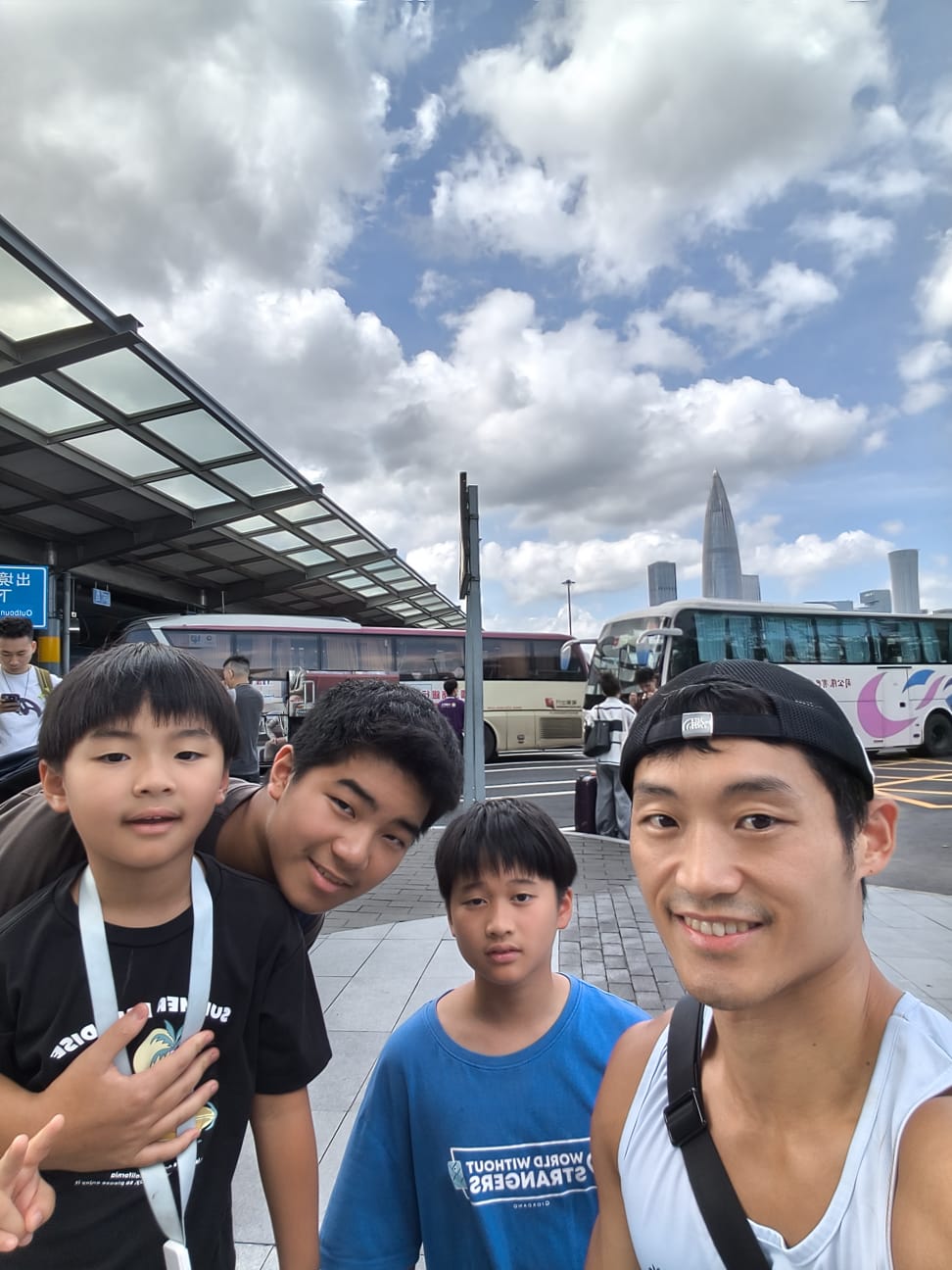 李興洙與三名兒子。 李興洙與三名兒子。