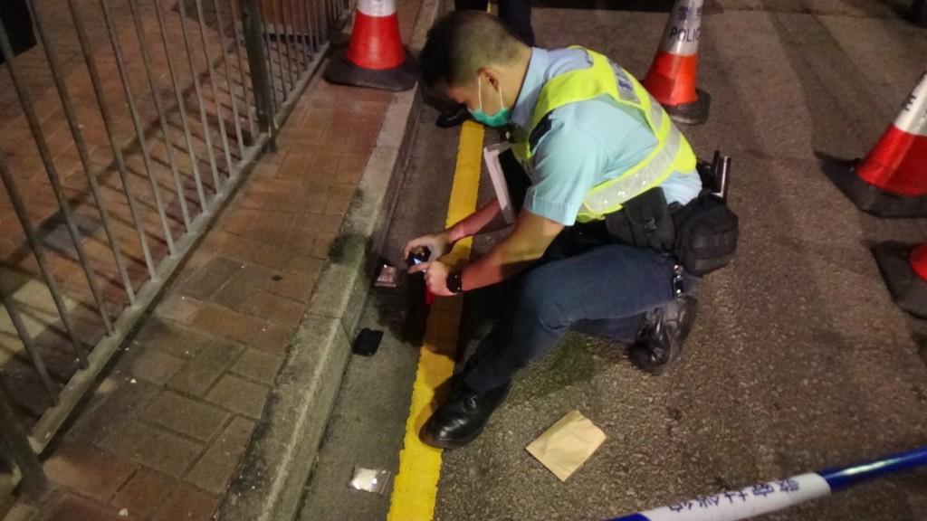 警員檢獲懷疑毒品。