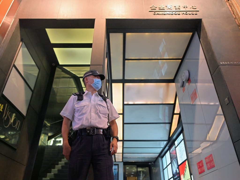 警員聯同牌照事務處巡查多間樓上酒吧。