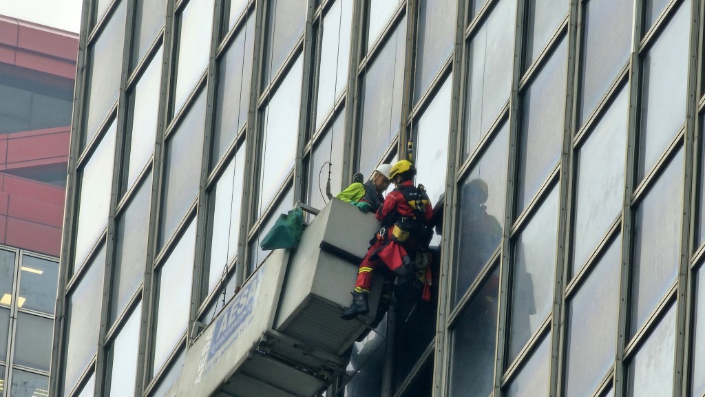 兩人被困吊船上，消防高空拯救專隊到場救人。