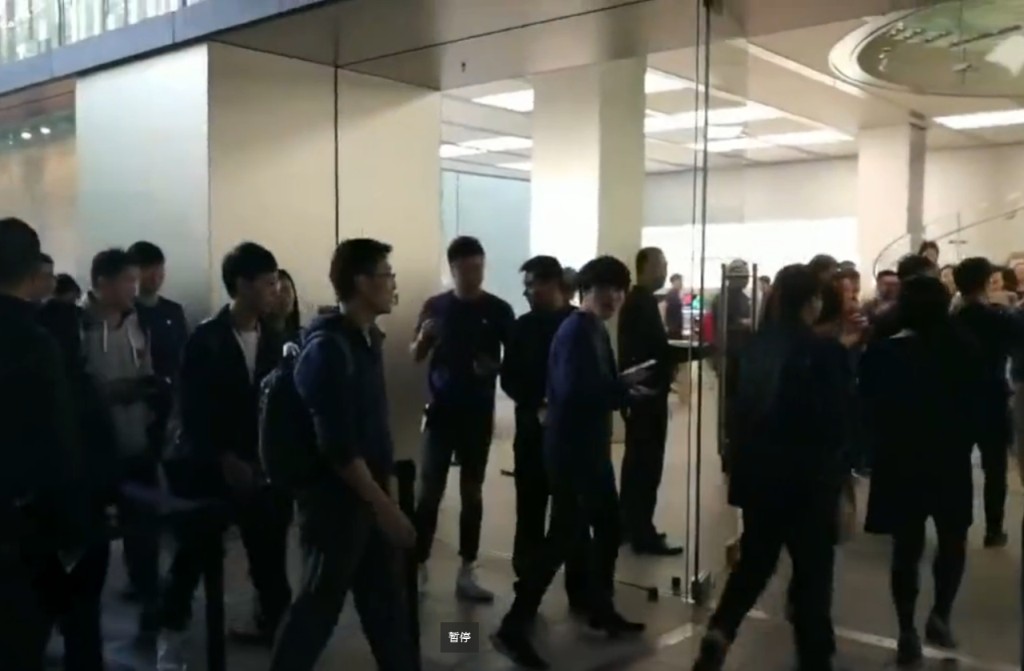 上海環貿iapm以及上海香港廣場,都有大批用戶進場。