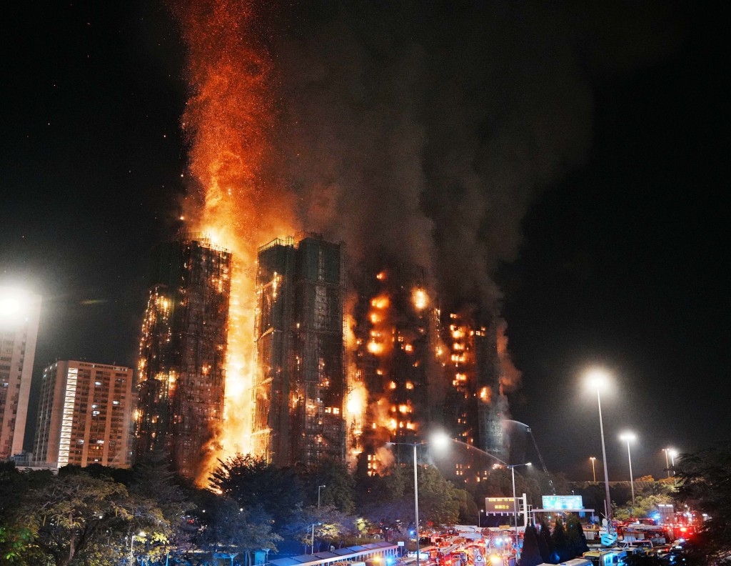 專家透過大型燃燒實驗及電腦模擬證實,現場使用的非阻燃棚網產生「滴落火焰」令火勢迅速蔓延。 專家透過大型燃燒實驗及電腦模擬證實,現場使用的非阻燃棚網產生「滴落火焰」令火勢迅速蔓延。