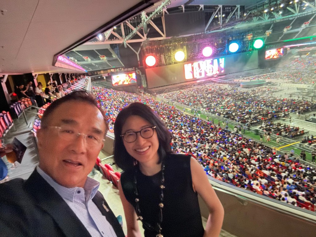 田北辰與大女兒和舊同學入場看五月天。田北辰fb 田北辰與大女兒和舊同學入場看五月天。田北辰fb