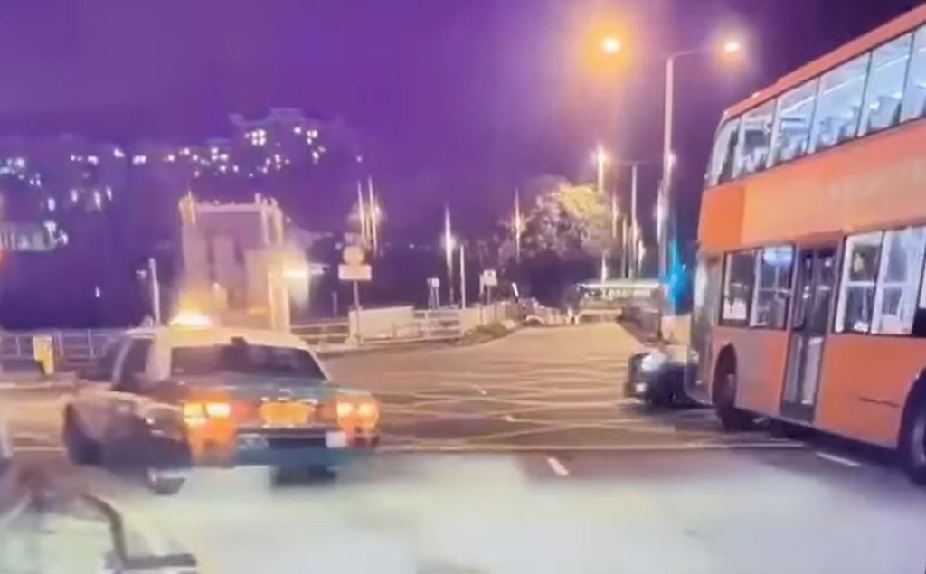 九巴在南運路與廣福道交界與MINI Cooper相撞。fb香港突發事故報料區影片截圖