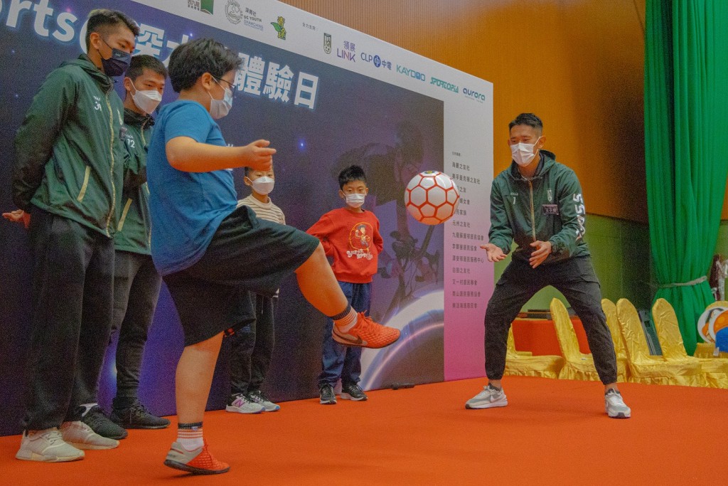 深水埗足球隊隊員王子聰、 黎格爾、鄧子均教授青少年足球技巧。大會提供圖片
