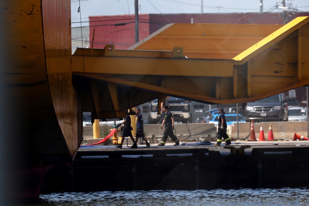 美國新澤西州紐瓦克港的一艘貨輪起火，導致2名消防員死亡。