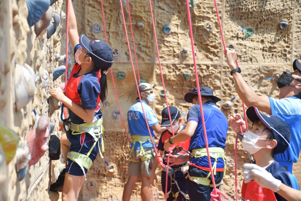 運動攀登課程訓練身體協調性，不但有助提升其體能狀況，更可提升學生的信心及合作精神。