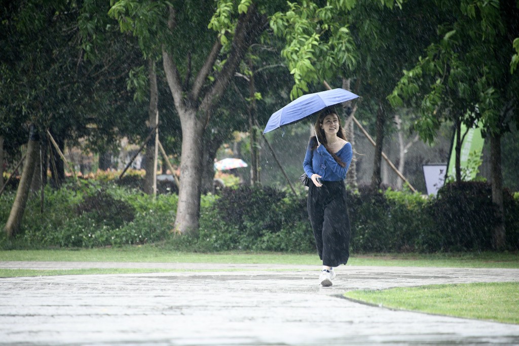 本港氣溫會逐步下降至周四(30日)早上市區最低約20°C,新界再低兩三度。 本港氣溫會逐步下降至周四(30日)早上市區最低約20°C,新界再低兩三度。