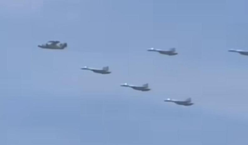 預警機和殲擊機編隊飛行。 預警機和殲擊機編隊飛行。