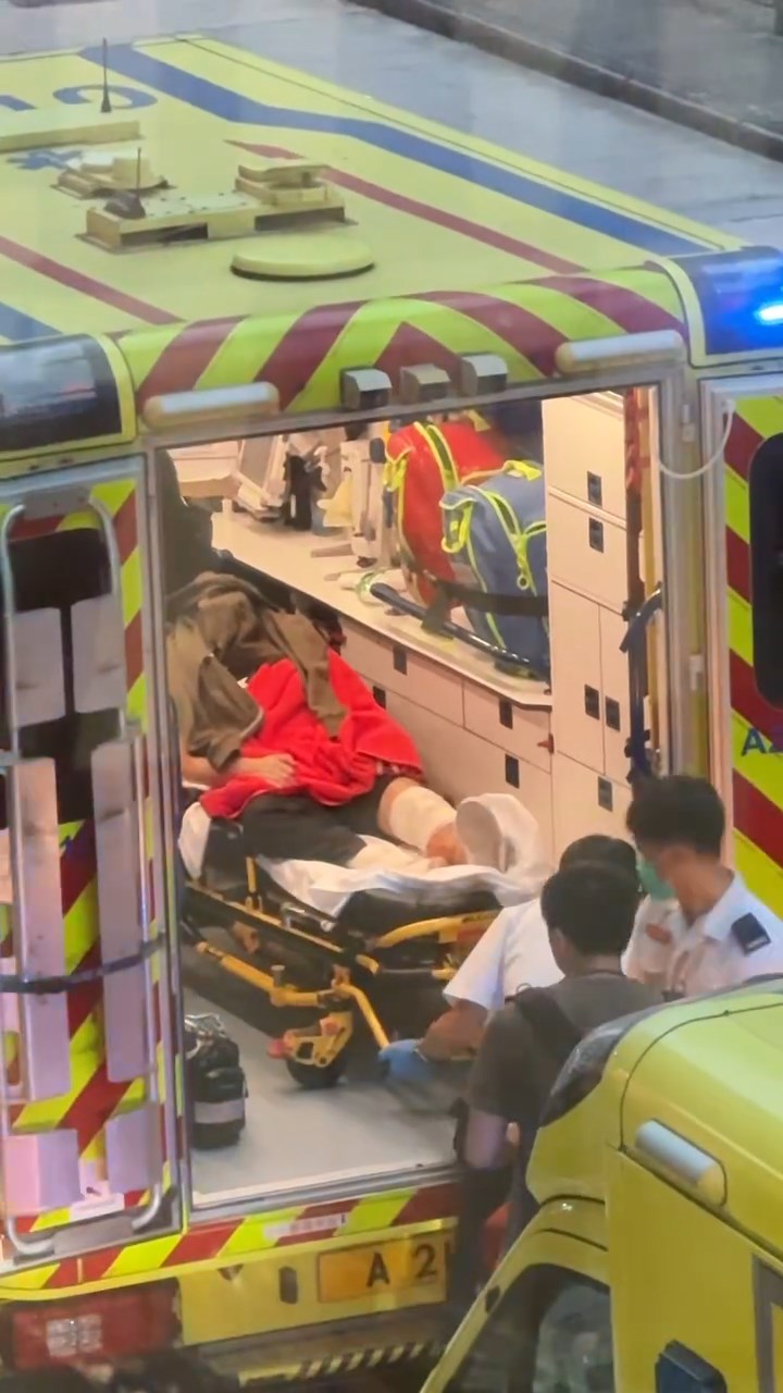 受傷關員由救護車送院治理。trastagram@Threads片段截圖 受傷關員由救護車送院治理。trastagram@Threads片段截圖