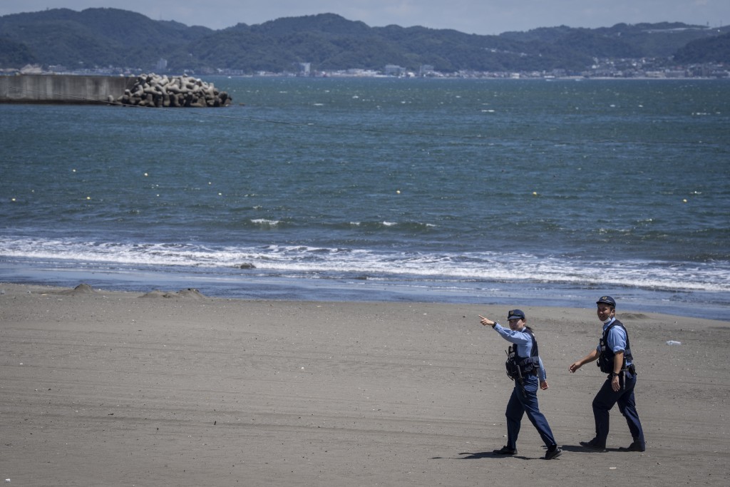 警方要求人们撤离海滩。法新社 警方要求人们撤离海滩。法新社